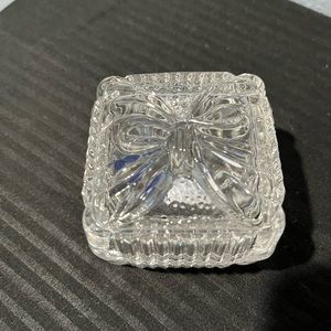 CRYSTAL CLEAR INDUSTRIES
CLEAR GLASS WITH BOWTIE design trinket box